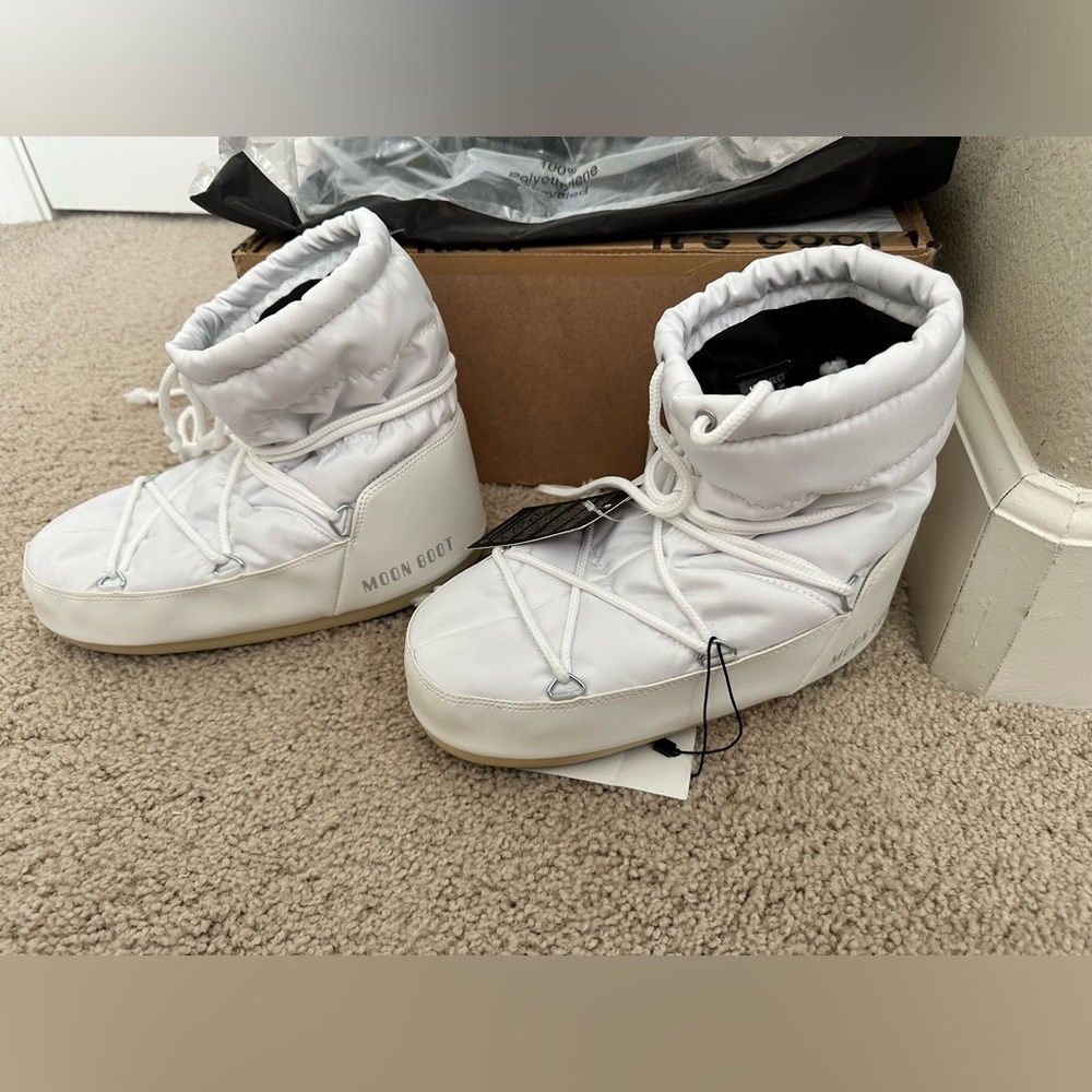 NWT MOONBOOT White Icon Light Low Snowboot